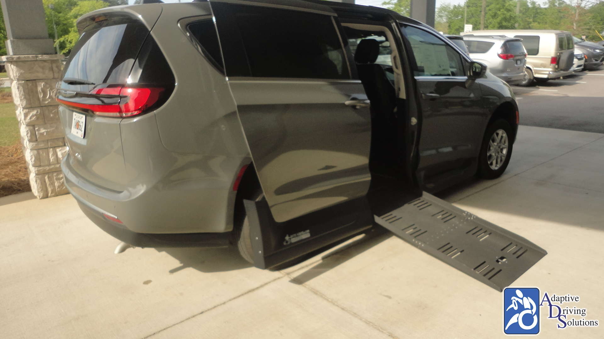 Adaptive Driving Solutions Americas Mobility Superstore AMS Vans Legend II Side-entry  Gallery Image