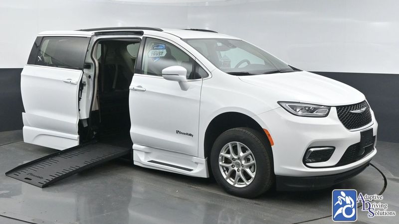 2022 Chrysler Pacifica Wheelchair Van - Adaptive Driving Solutions 
