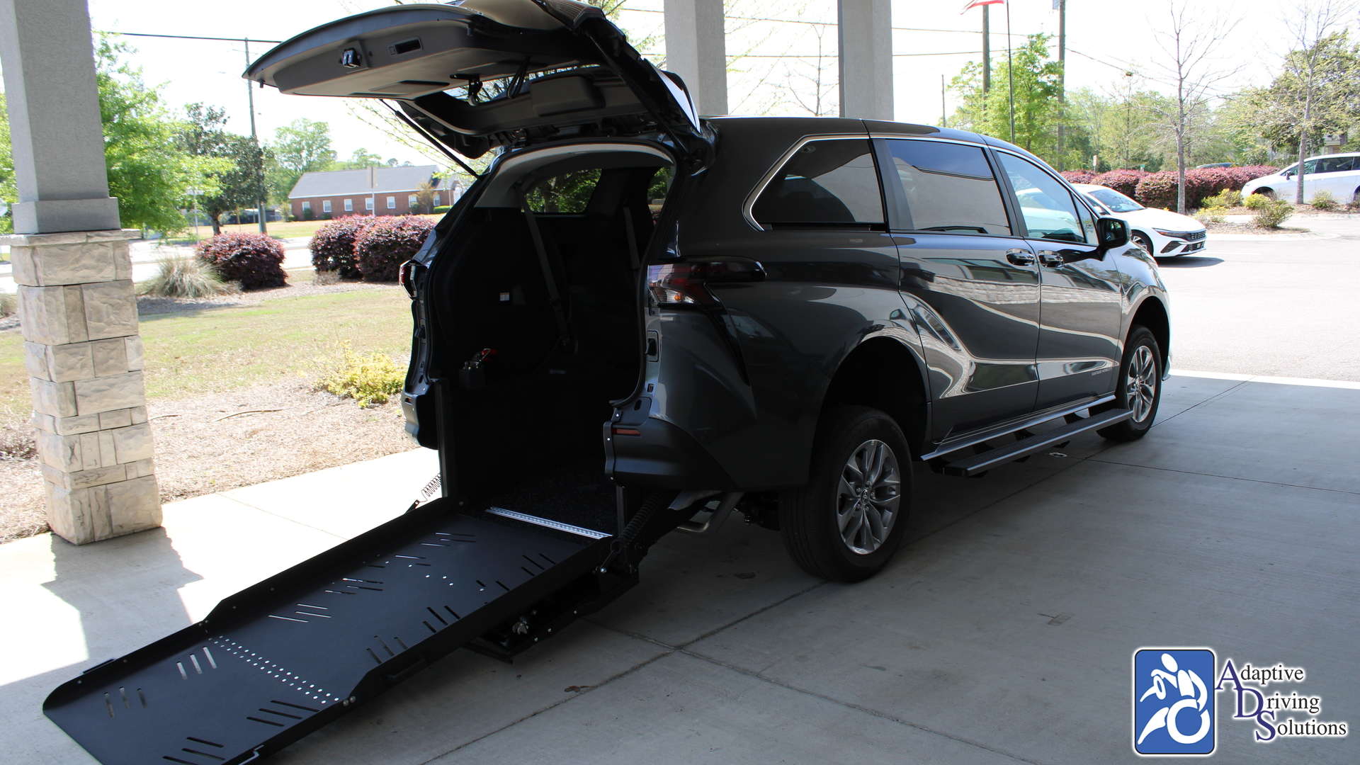 Adaptive Driving Solutions VMI Toyota Sienna Hybrid - Rear Entry - FWD  Gallery Image